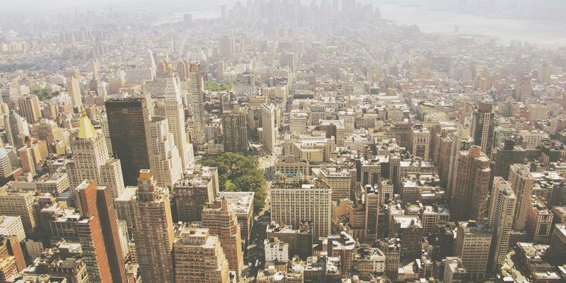 建筑屋面铝瓦涂层技术解析：氟碳与聚酯涂层如何影响金属屋面的耐候性与保色性