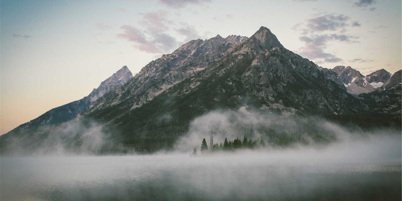 铝瓦仿古表面处理工艺解析：如何实现传统瓦片的视觉效果与屋面工程优势