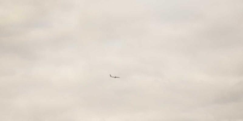 铝瓦在轻型木结构屋面应用中的关键技术及防风抗震策略解析